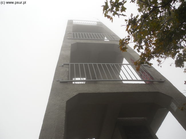 Wysoka wieża widokowa we mgle