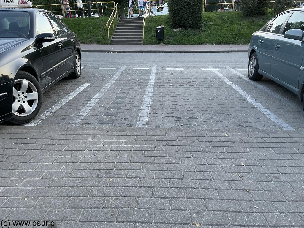 Kilka wykluczających się linii, które mają oznaczać miejsce parkingowe