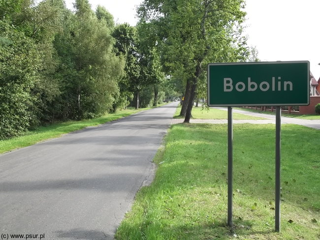 Zielona tablica drogowa oznaczająca początek miejscowości Bobolin