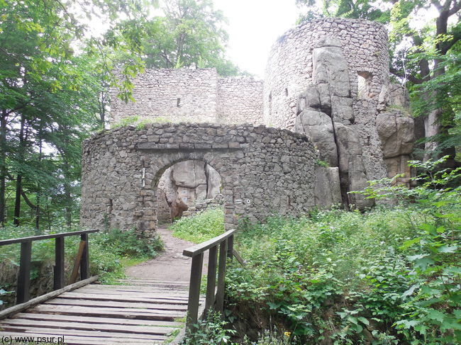 Drewniany mostek prowadzący do zamku