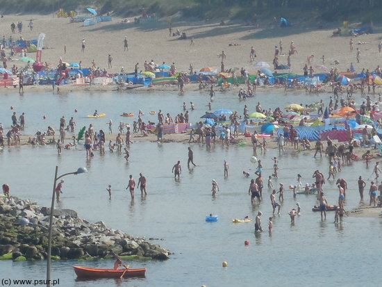 Plaża w Darłówku Wschodnim z bliska: da się popluskać, ale dorośli raczej nie popływają