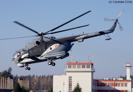 Śmigłowiec Mi-14PŁ nad darłowskim lotniskiem