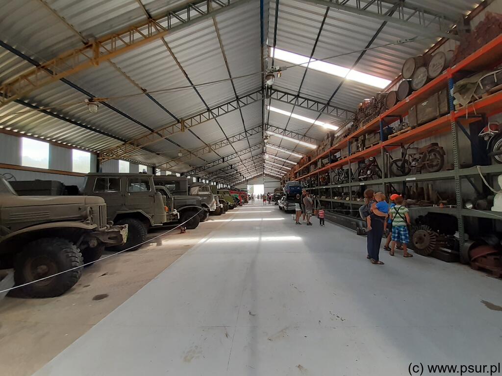 Wnętrze hangaru z pojazdami i sprzętem wojskowym