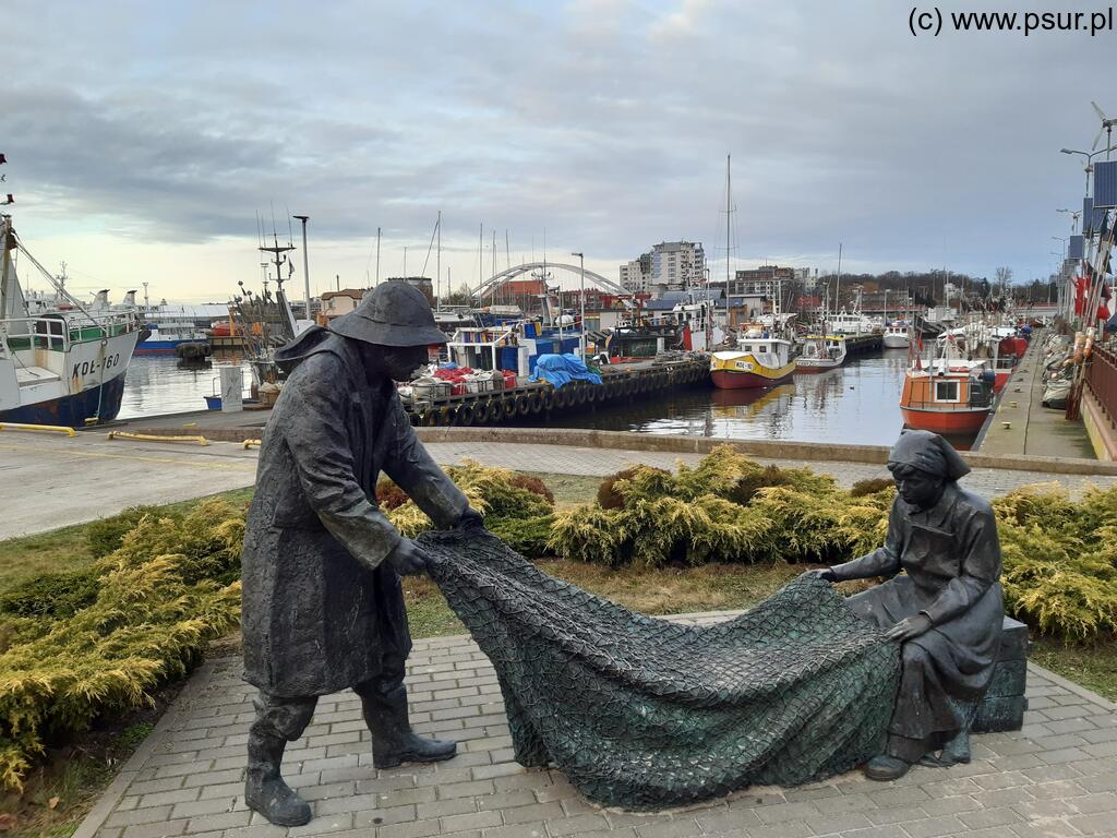 Pomnik: rybak z żoną czyszczą sieci