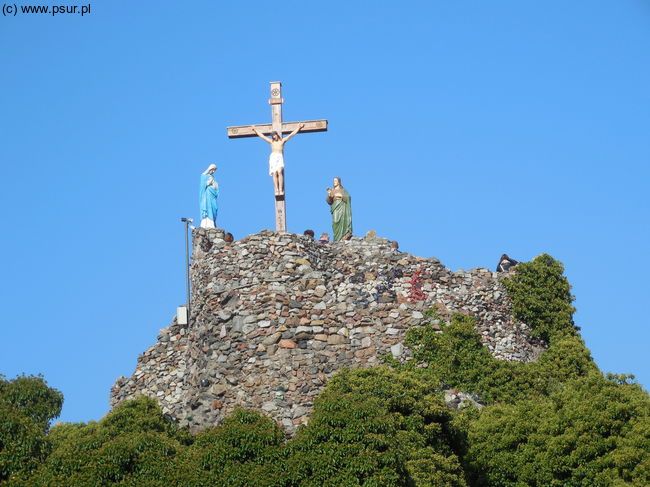 Kamieniste wzgórze, na nim Chrystus na krzyżu, a pod krzyżem Matka i Jan