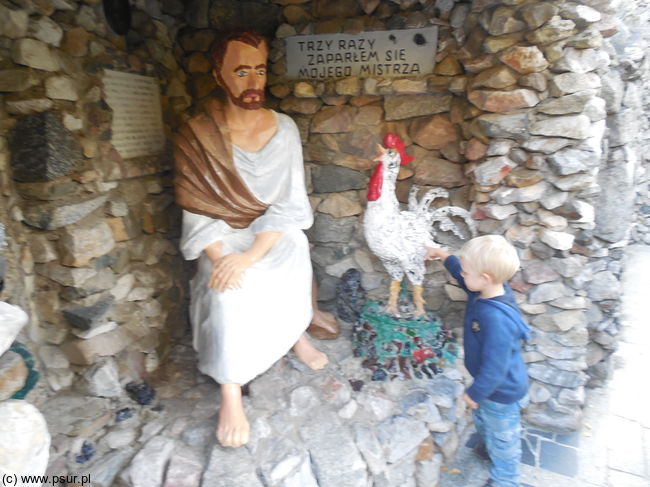 Rzeźba św. Piotra z kogutem i napisem: Trzy razy zaparłem się Mistrza
