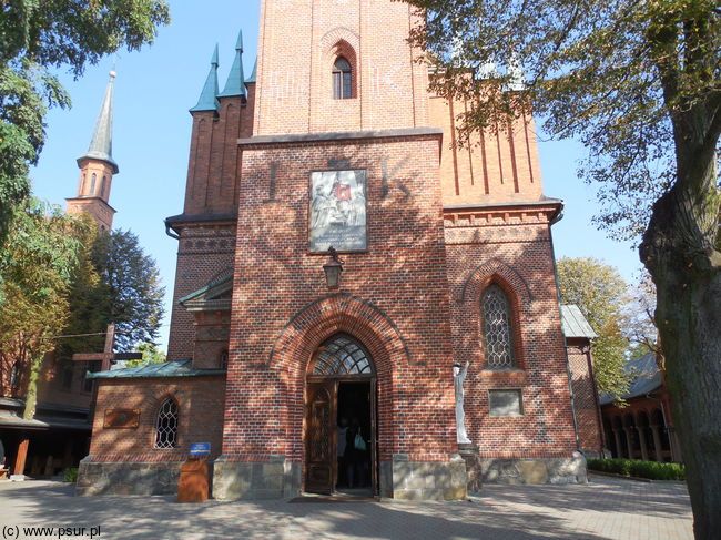 Neogotycki, ceglany kościół w Licheniu