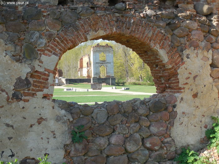Widok na ruiny: ceglane, zniszczone budynki