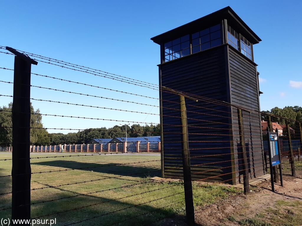 Druty i wieżyczka strażnicza w obozie koncentracyjnym