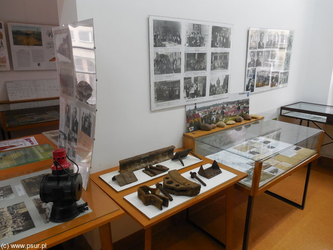 Gabloty z eksponatami - głównie zdjęcia, ale też fragment żelastwa od wąskotorówki
