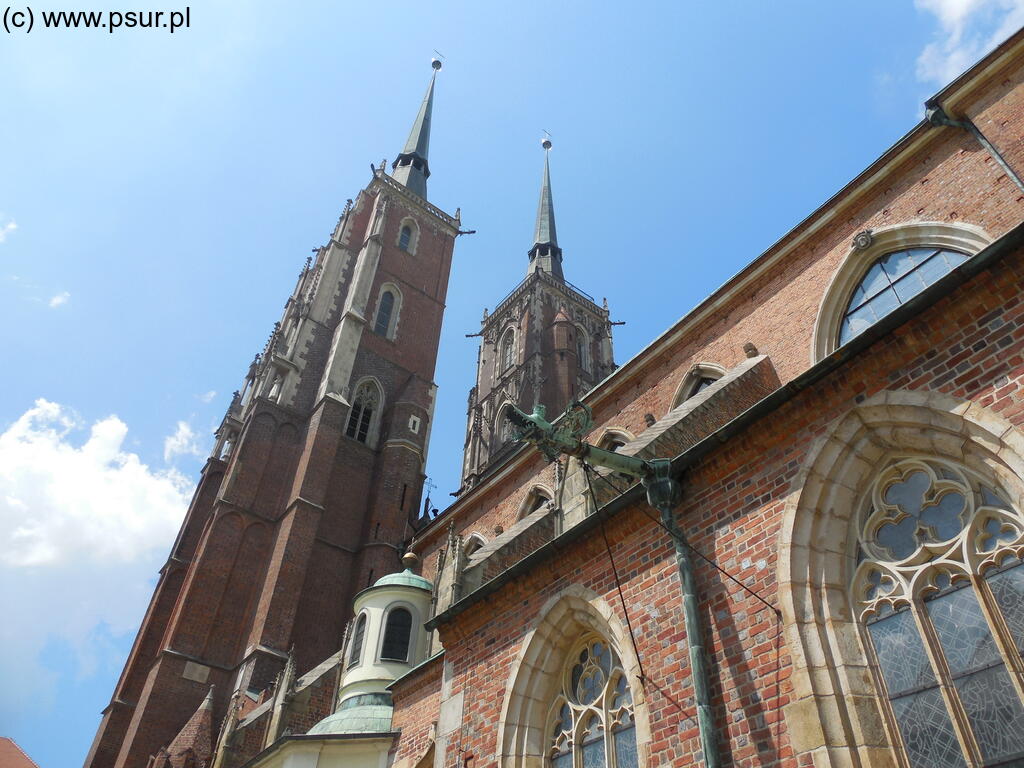 Widok na wysokie wieże wrocławskiej katedry