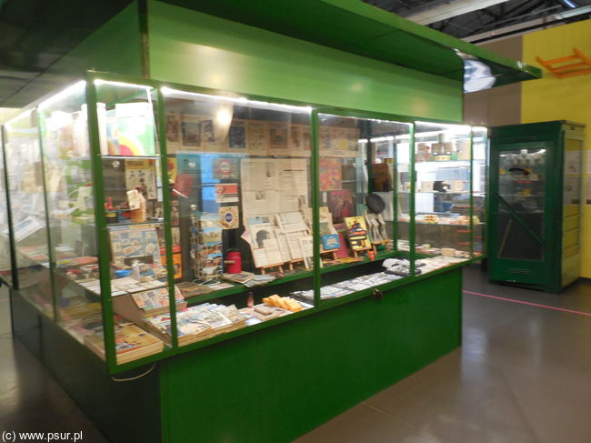 Zielony kiosk z wystawami pełnymi przedmiotów